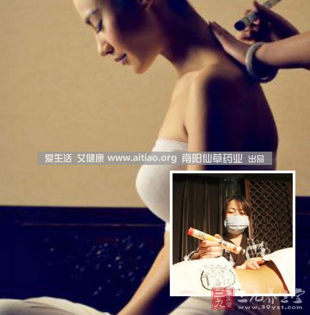 足三里穴是位于外膝的下3寸、脛骨外側(cè)一橫指左右的位置，艾灸10-15分鐘即可，需堅持一段時間，很快可以看到祛濕的效果。